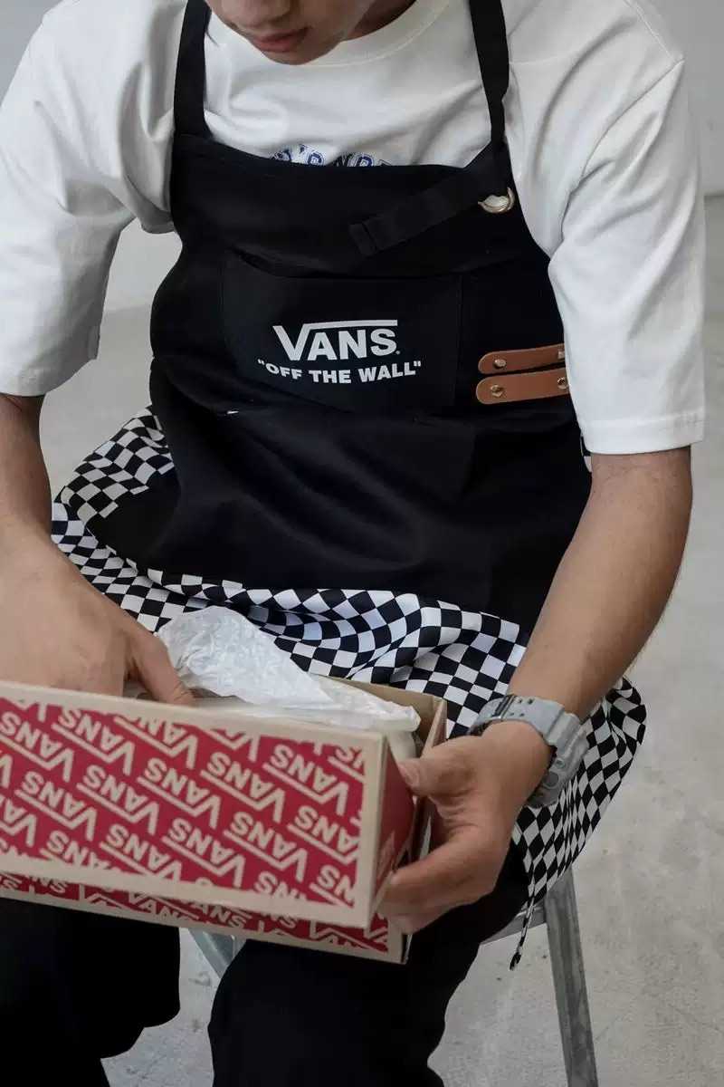 [⚡️ พร้อมส่ง ] ผ้ากันเปื้อน Vans off the wall สีดำ สุดเก๋ ช่างตัดผม ทำอาหาร ใส่ได้กับทุกเพศ