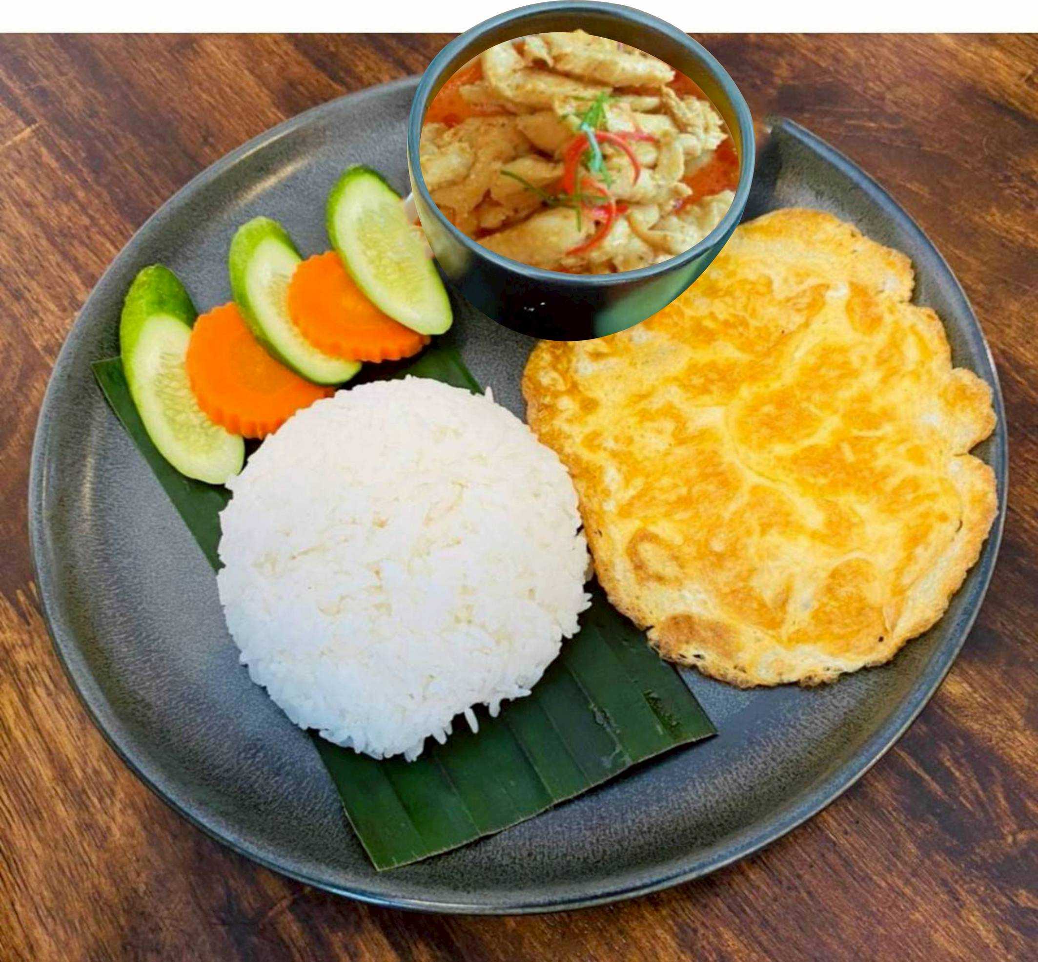 ข้าวพะแนงอกไก่+ ไข่เจียว/Panaeng curry with chicken + Omelet