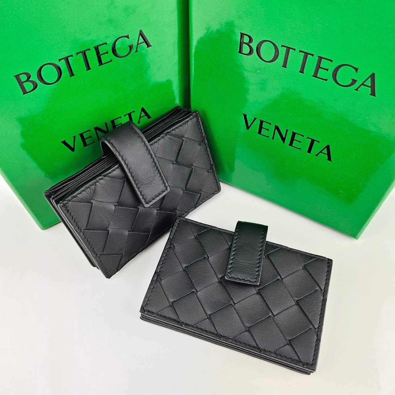 กระเป๋าเก็บการ์ดสีดำ Card Holder แบรนด์ Bottega Veneta รุ่น Woven Leather Accordion Intrecciato