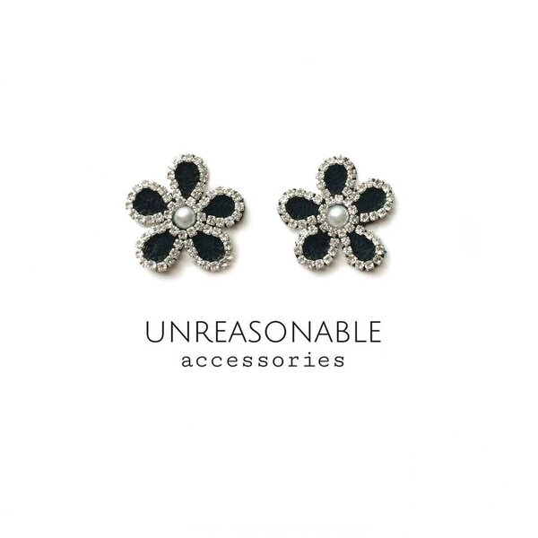 ต่างหูดอกไม้ สีดำ ต่างหูคลิป ต่างหูก้านเงินแท้ สวยใส่สบาย UA0378-02 Unreasonable Accessories