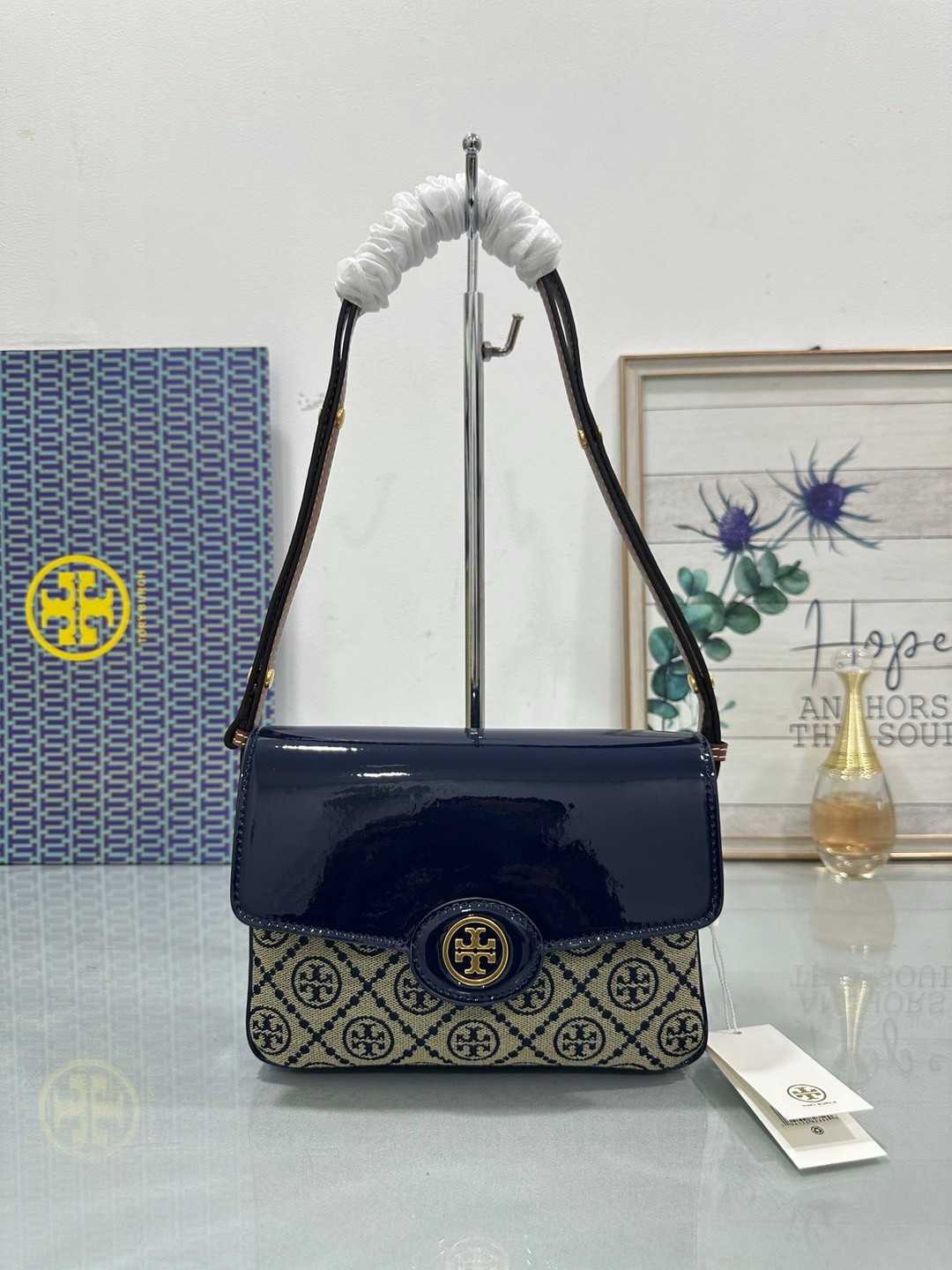 กระเป๋าสะพาย TORY BURCH Robinson Convertible Patent Shoulder Bag