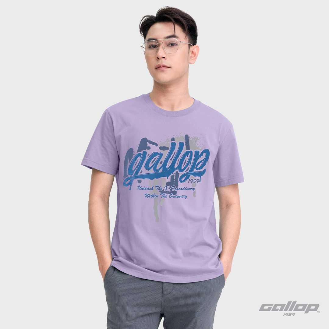 GALLOP : Graphic Tee เสื้อยืดพิมพ์ลาย ผ้าคอตตอนผู้ชาย รุ่น GT9207 สี Retro Purple / ราคาปกติ 990.-
