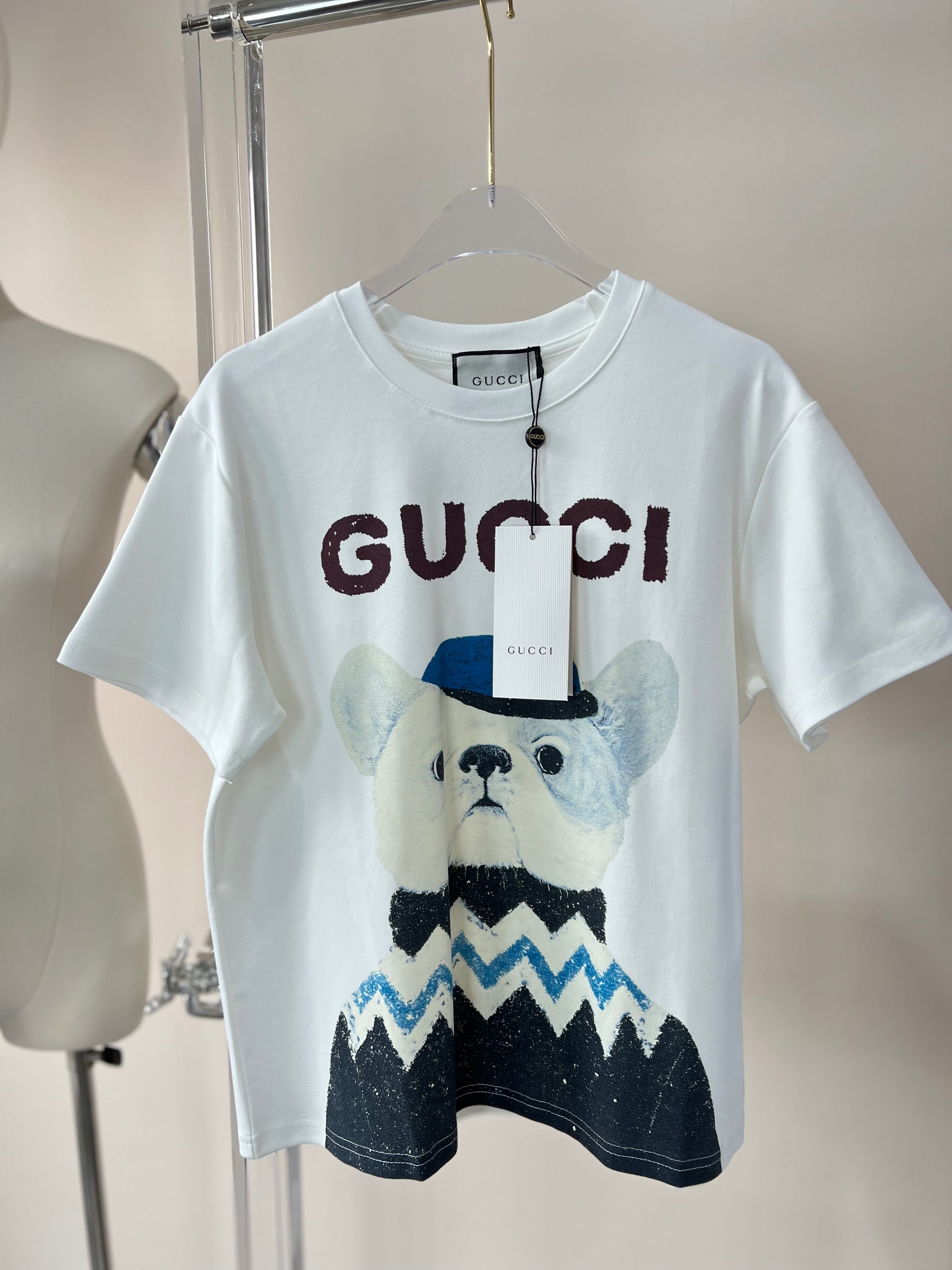 เสื้อยืด 𝘎𝘶𝘤𝘤𝘪 𝘋𝘰𝘨𝘨𝘺 𝘚𝘦𝘳𝘪𝘦𝘴 𝘛-𝘚𝘩𝘪𝘳𝘵 🐶