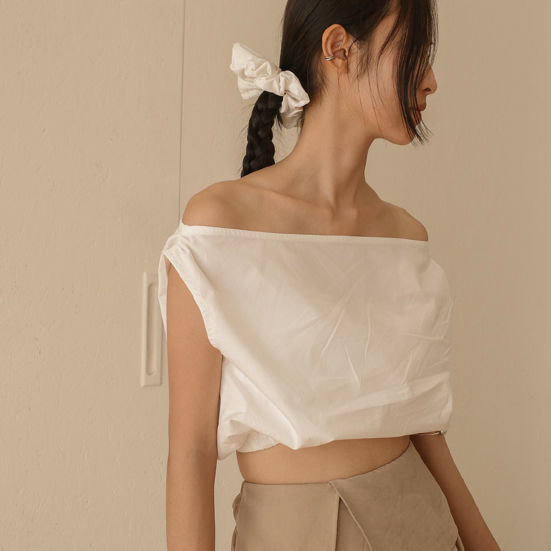 WOOLEN ONE SHOULDER TOP IN WHITE