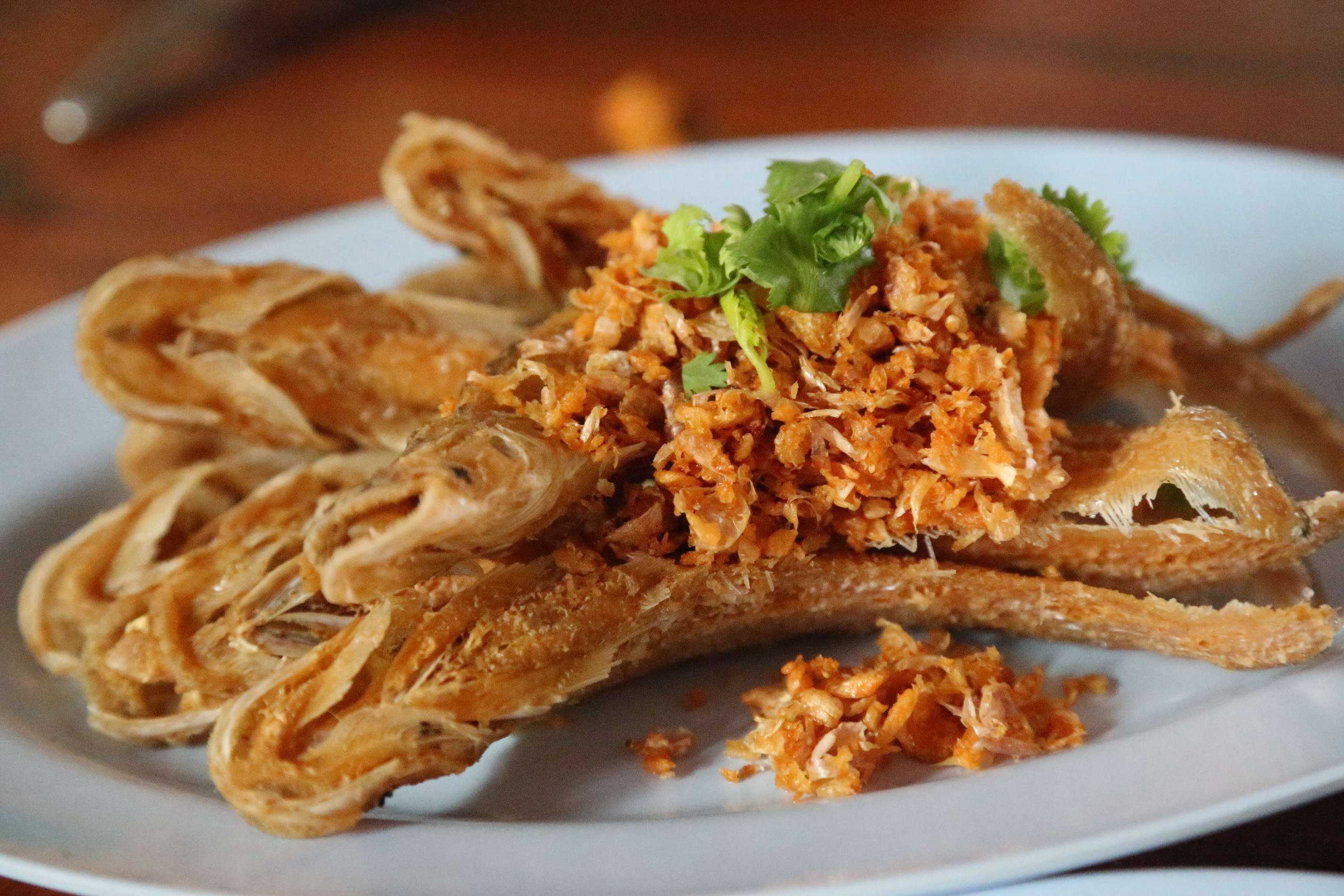 ปลาเนื้ออ่อนทอดกระเทียม