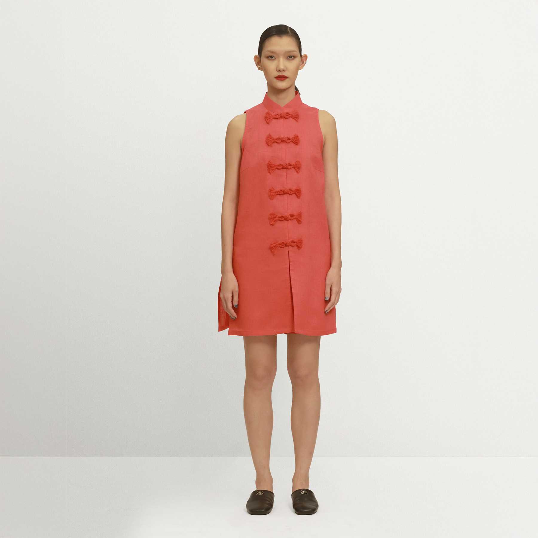 เสื้อคอจีนแขนกุดสีแดงทรงยาว กระดุมตะกร้อ ผ้าลินิน 100% Red Mandarin Collar Sleeveless Linen Tunic.