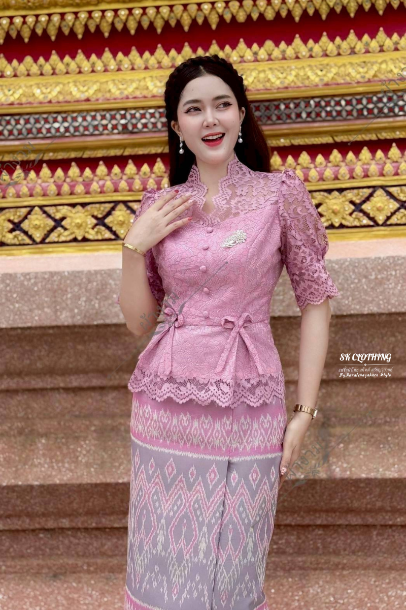 เสื้อลูกไม้ แขนสั้น ชายระบาย แต่งโบว์น่ารักๆ 2 ข้าง งานเข้ารูปพรางหุ่นสวย ใส่ไปวัดทำบุญสวยมาก