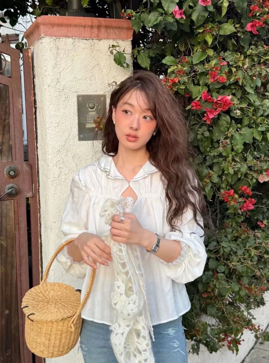 Cream Villa Ruffle Blouse (🇰🇷 Pre-order 15วัน)  เสื้อเชิ้ตขาวผ้าโปร่งบาง คอระบายปักขอ
