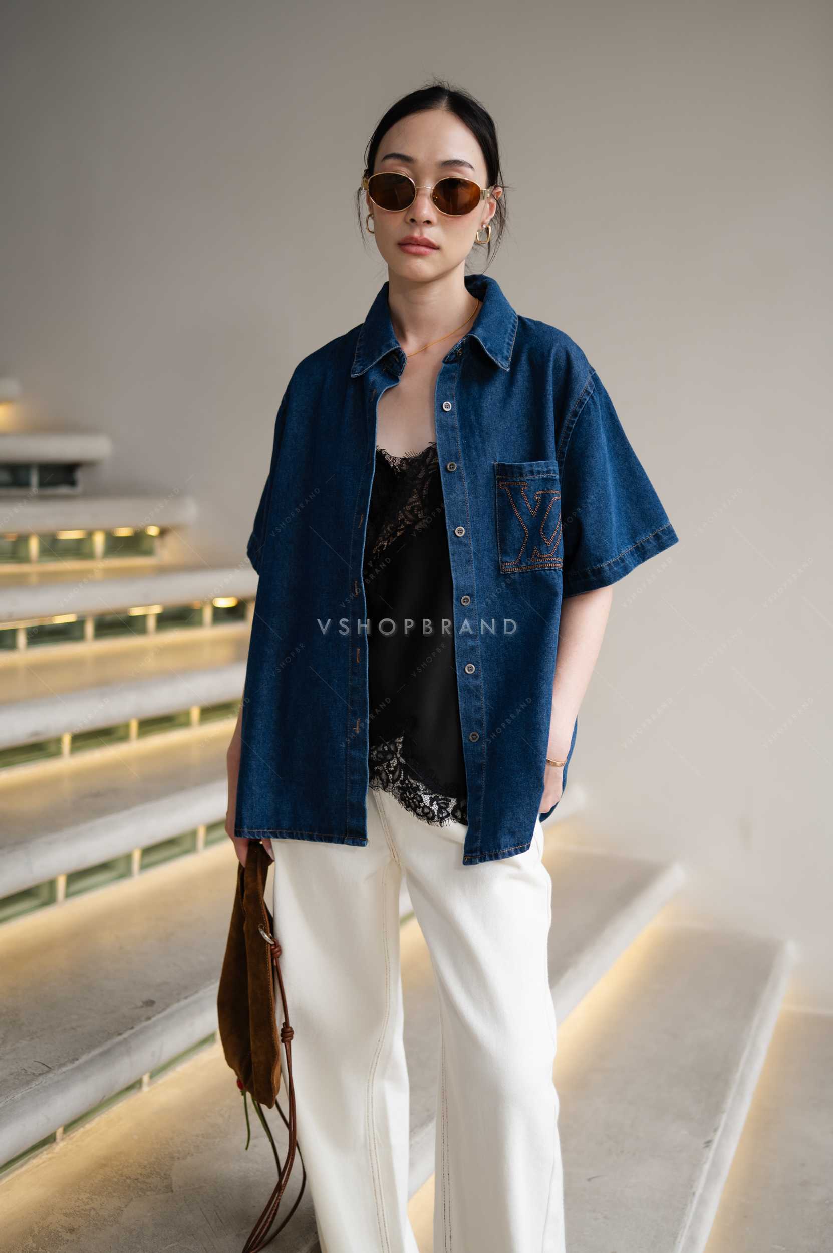 เสื้อยีนส์แขนสั้นกระเป๋าอกปัก L.V 