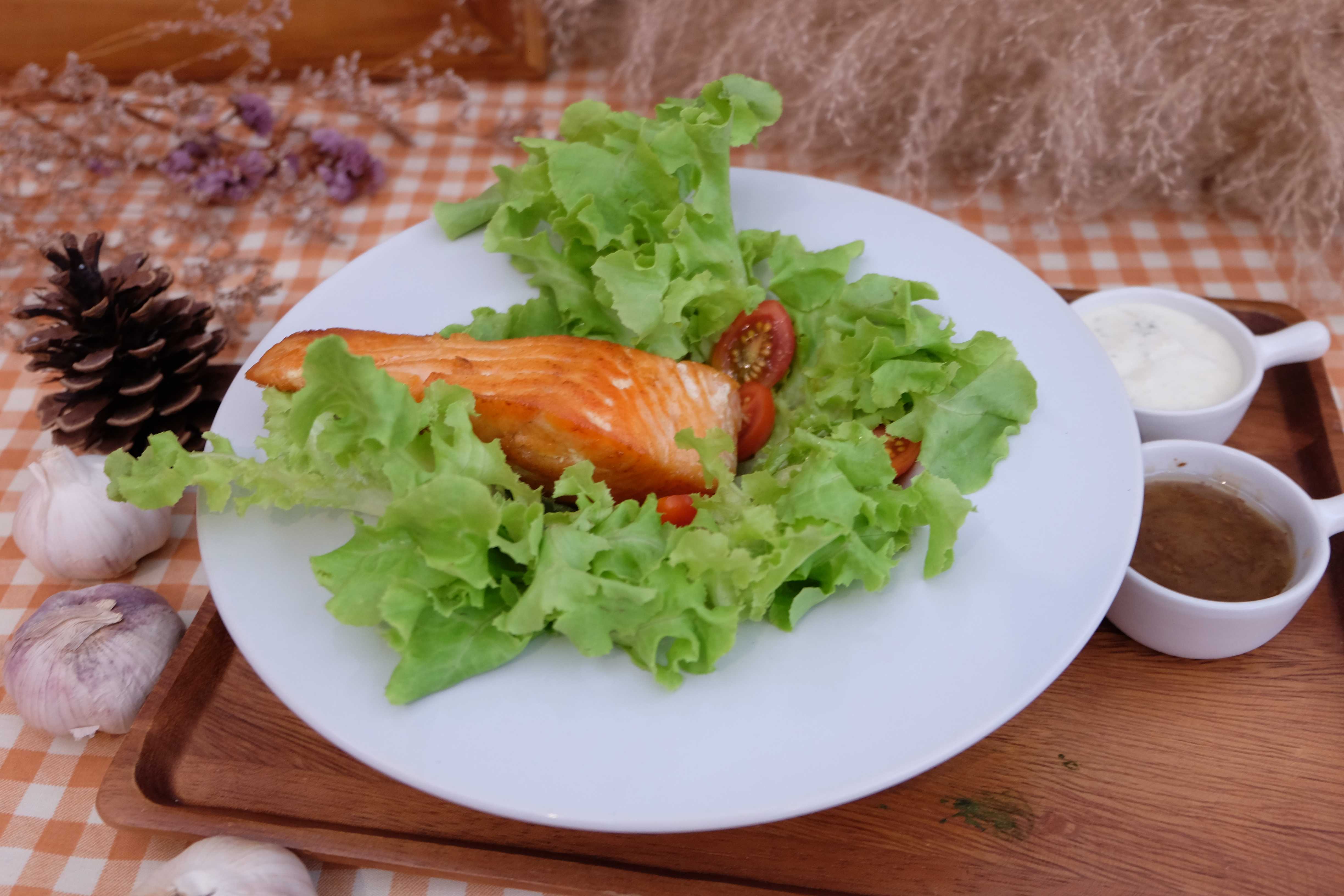 Salmon Salad สลัดแซลม่อน ซอสงาญี่ปุ่น