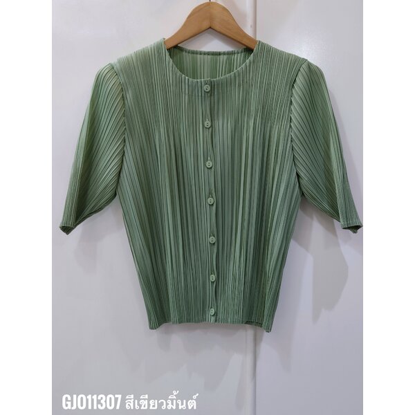 2MUAY รุ่น GJO11307 เสื้ออัดพลีท ROUND NECK BUTTON FRONT PLEATED TOP