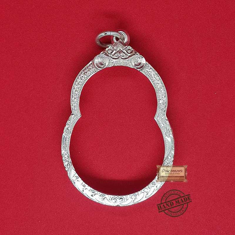 กรอบพระเงิน 95% ใส่หนุมาณอ.เฉลิมชัย พิมพ์ ใหญ่ ขนาด สูง 4.8 x กว้าง 3.5 ซม. งานแกะลายยกซุ้มหัวสิงห์