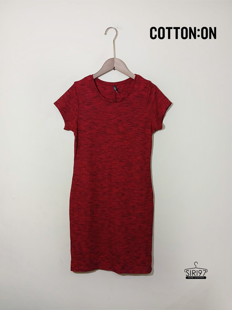 เดรสคอกลมแขนสั้น ผ้าร่องยืด Cotton on สีแดงดำ   สภาพ90%  SIZE L