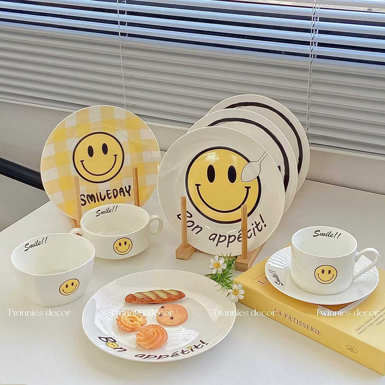 🎀 พร้อมส่ง 🎀 เซ็ตจาน น้องยิ้มยิ้มยิ้ม 😊 สดใส น่ารักมาก 💛🤍