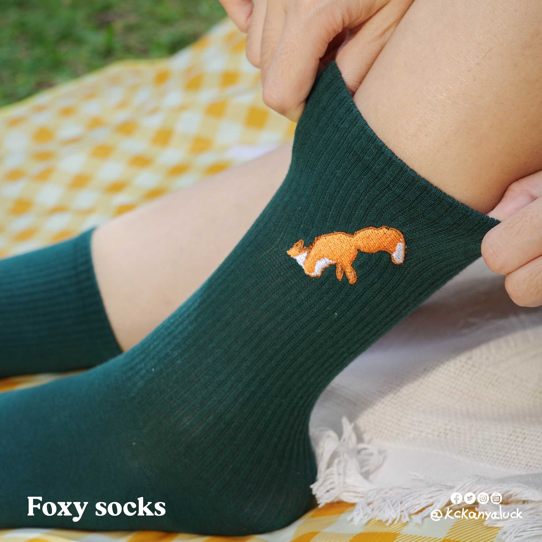 Socks ถุงเท้าปักลาย : Foxy