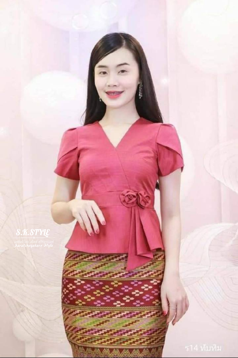 เสื้อผ้าไหมลาว คอวีป้าย ชายระบาย แต่งดอกไม้ที่เอว แขนกลีบบัว ใส่ไปงานบวชงานบุญสวยมาก