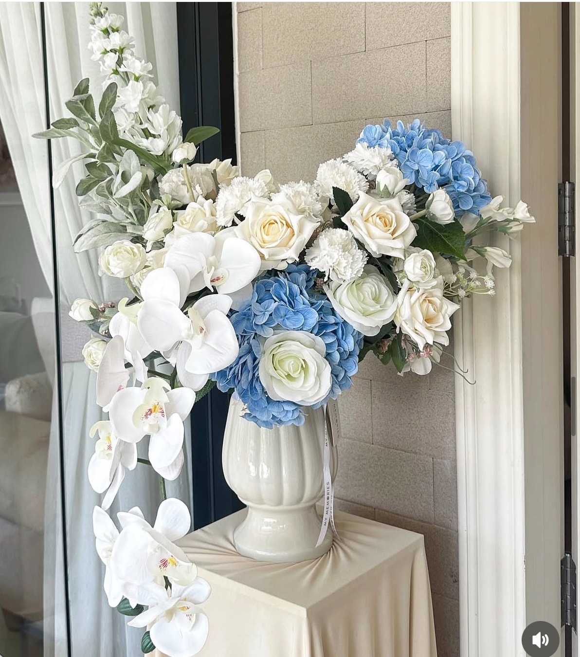 แจกันดอกไม้ประดิษฐ์โทนขาวฟ้า