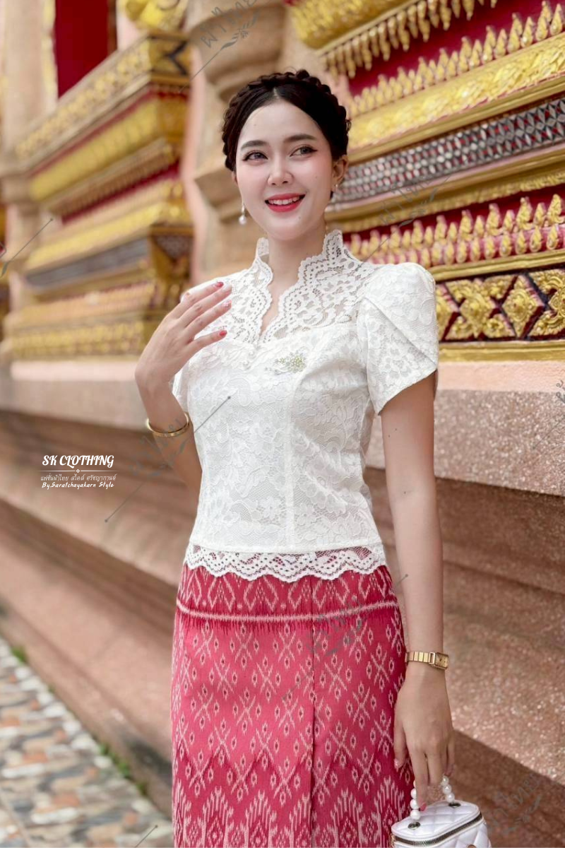 เสื้อลูกไม้ คอวี แต่งกระดุมมุก แขนสั้น แต่งแขนกลีบบัว งานเข้ารูปสวย ชายเสื้อวางลายผ้าสวยมาก