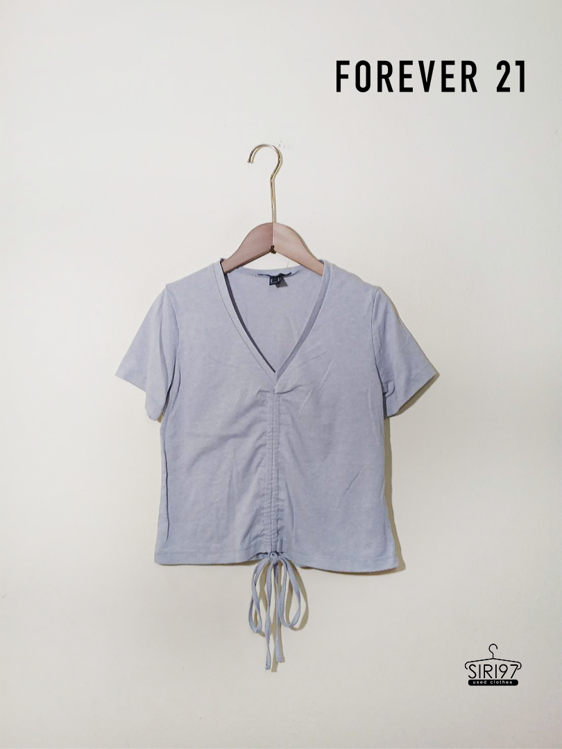 เสื้อท็อปคอวีแขนสั้น Forever21 ดีไซน์เชือก ด้านหน้า สีเทาอ่อน สภาพ 85%