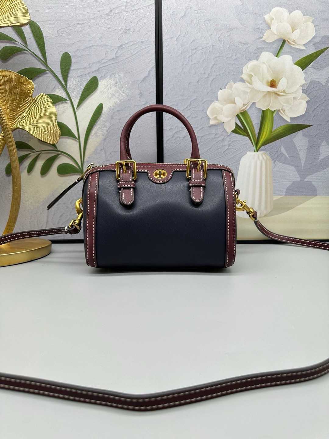 กระเป๋าสะพายทรงหมอน TORY BURCH T MONOGRAM COLOR-BLOCK MINI  DUFFLE 84022