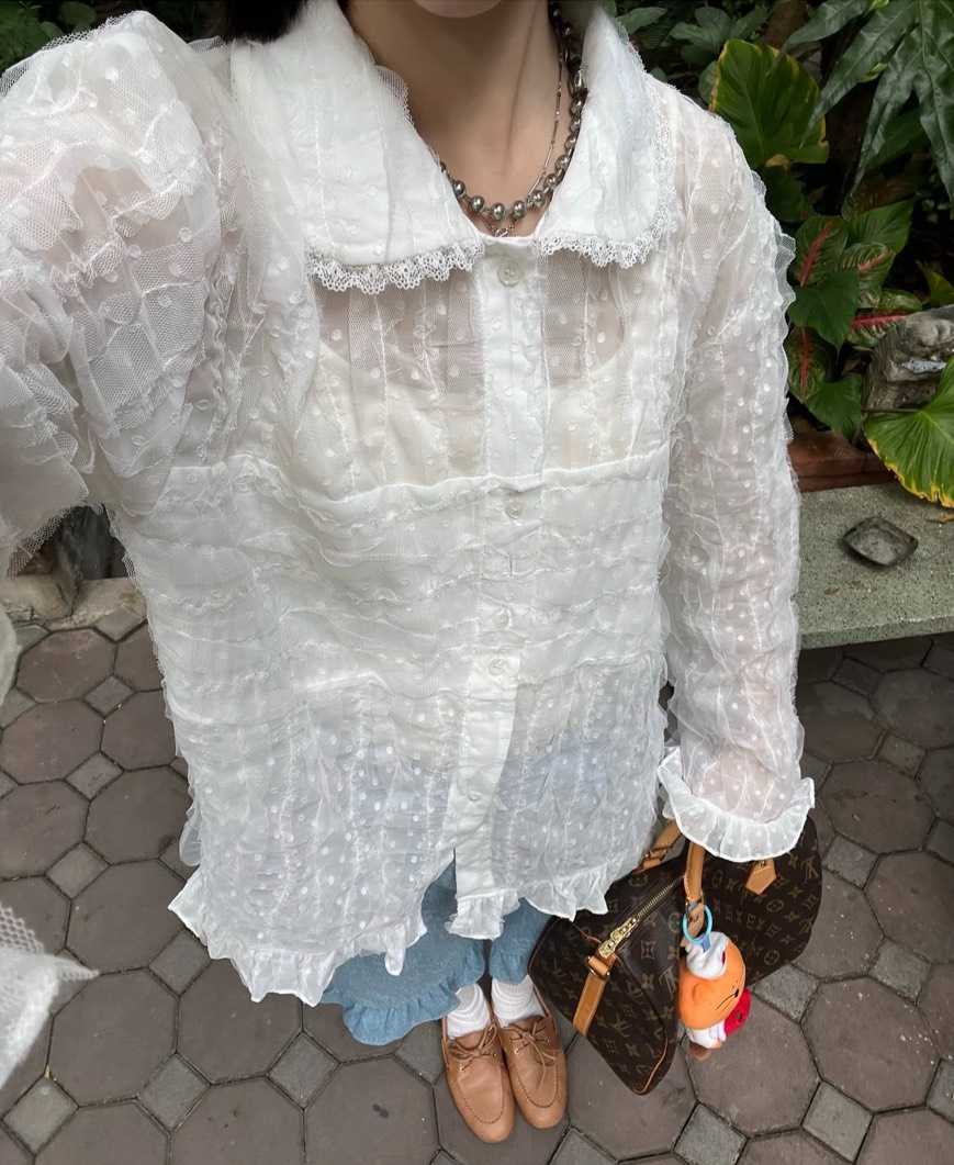 Aunchadabrand - Bittersweet blouse เสื้อเบลาส์ลูกไม้ซีทรูแขนยาว แต่งระบาย