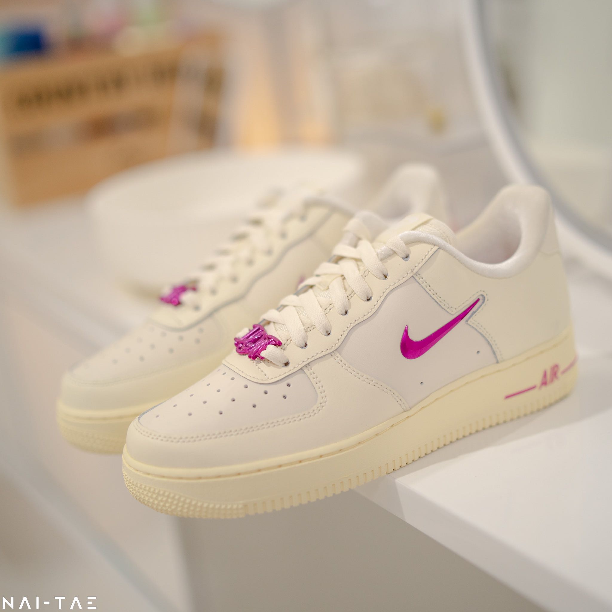 WMNS NIKE AIR FORCE 1 '07 SE