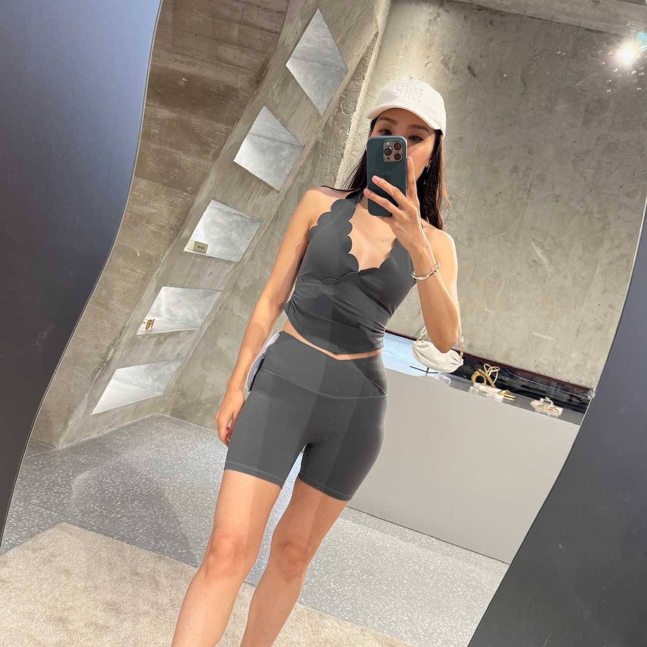 WISKII Riviera V-Waist Scrunch Short - Deep sea