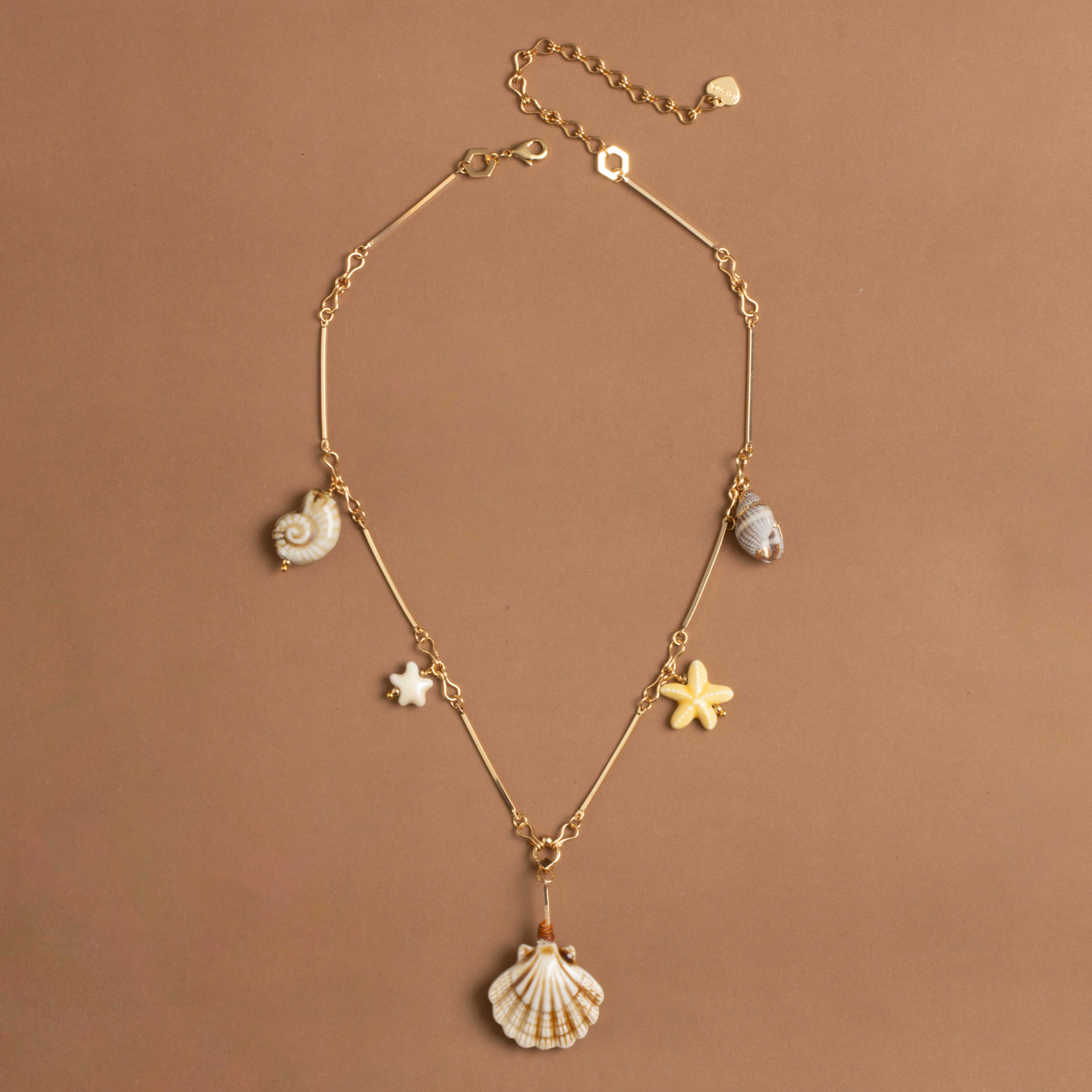 CREAM SHELL CHARM NECKLACE