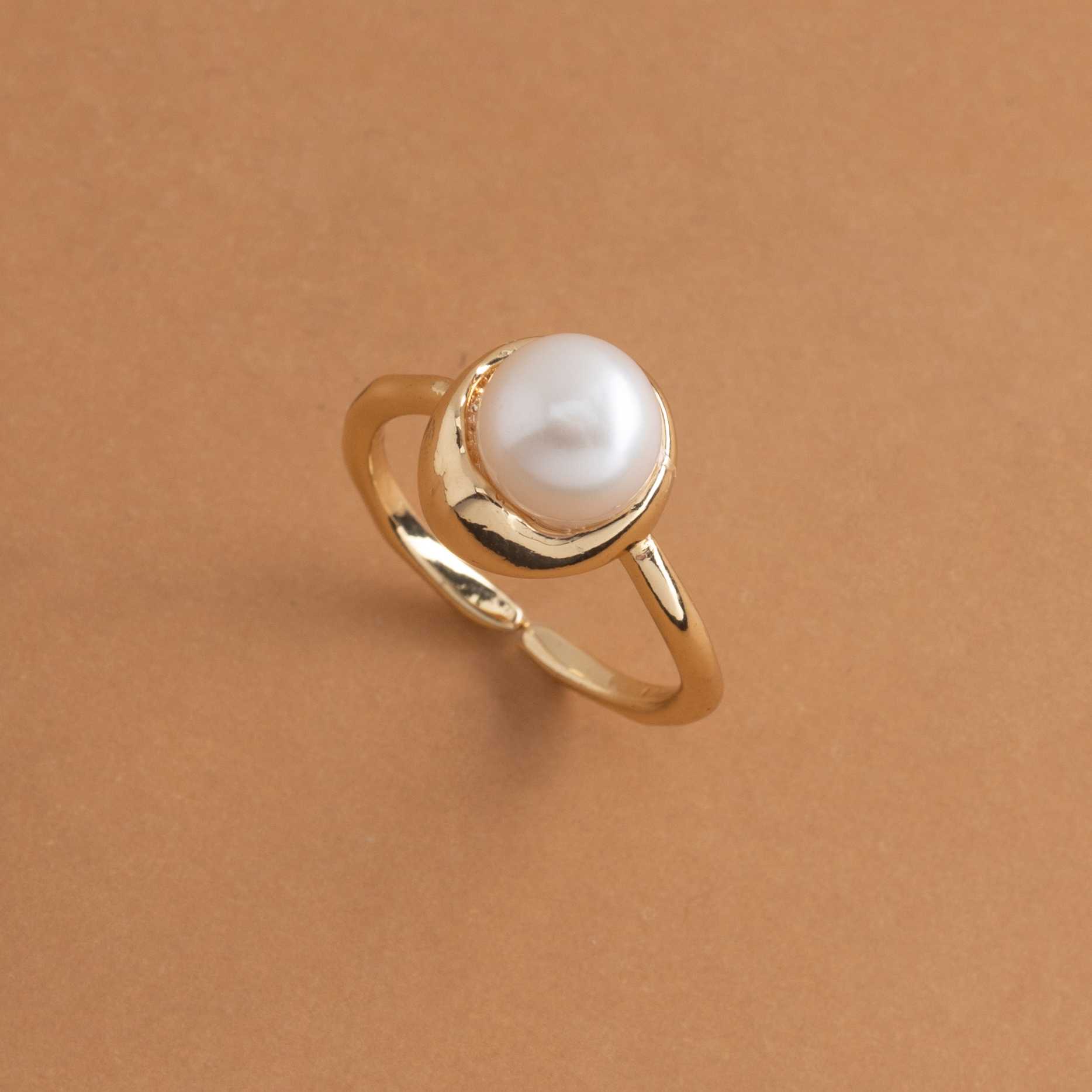 SINGLE WHITE PEARL RING