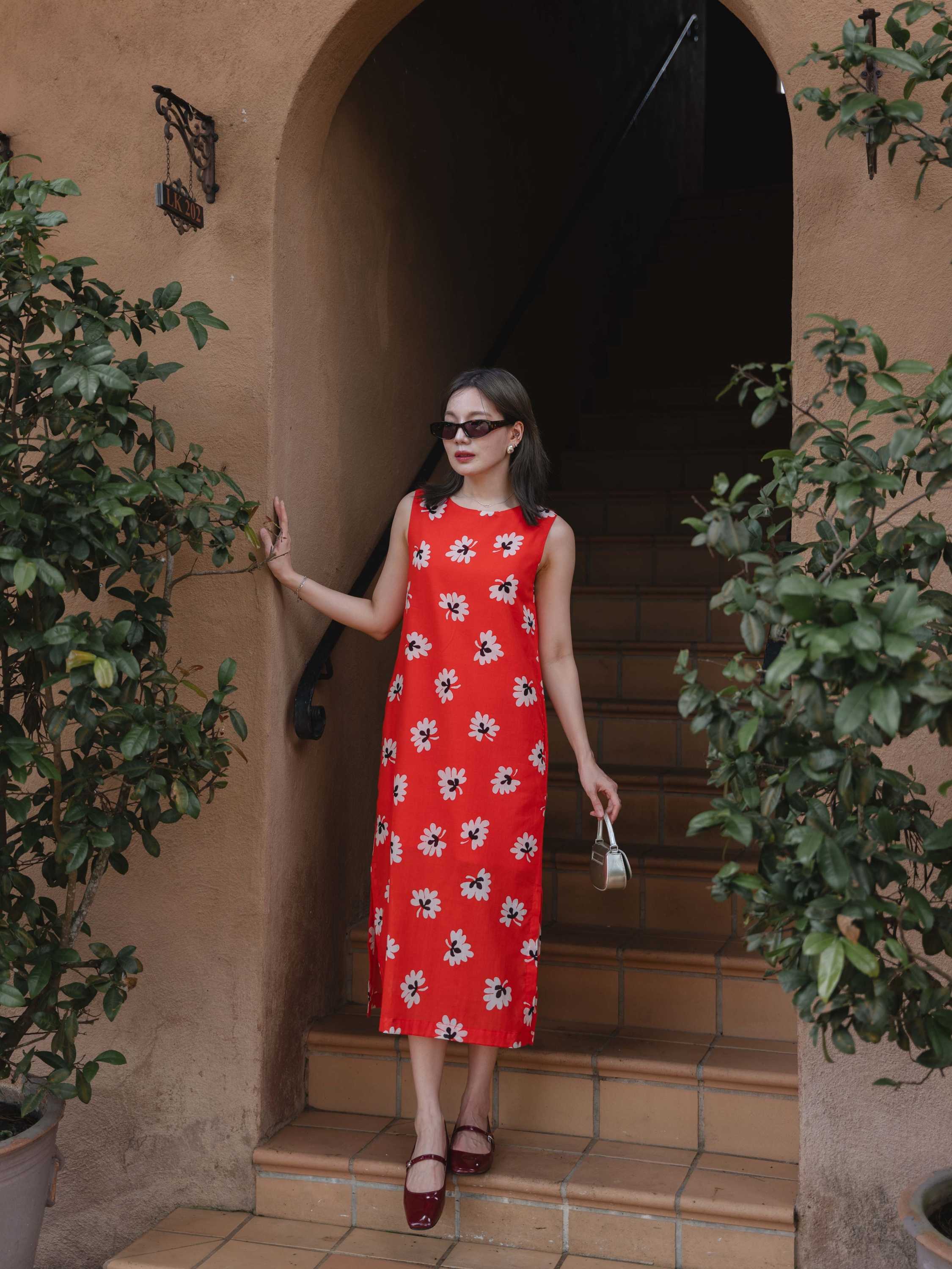 BIRUCHU SPICY DAISY DRESS : เดรสยาวลายดอกไม้ สีส้ม แขนกุด มีซับใน ใส่สบาย ใส่เที่ยว เดรสออกงาน