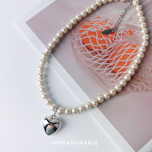 สร้อยคอมุกแก้วสีนูด 8 mm. จี้หัวใจสีเงิน UA1008-01 Unreasonable Accessories