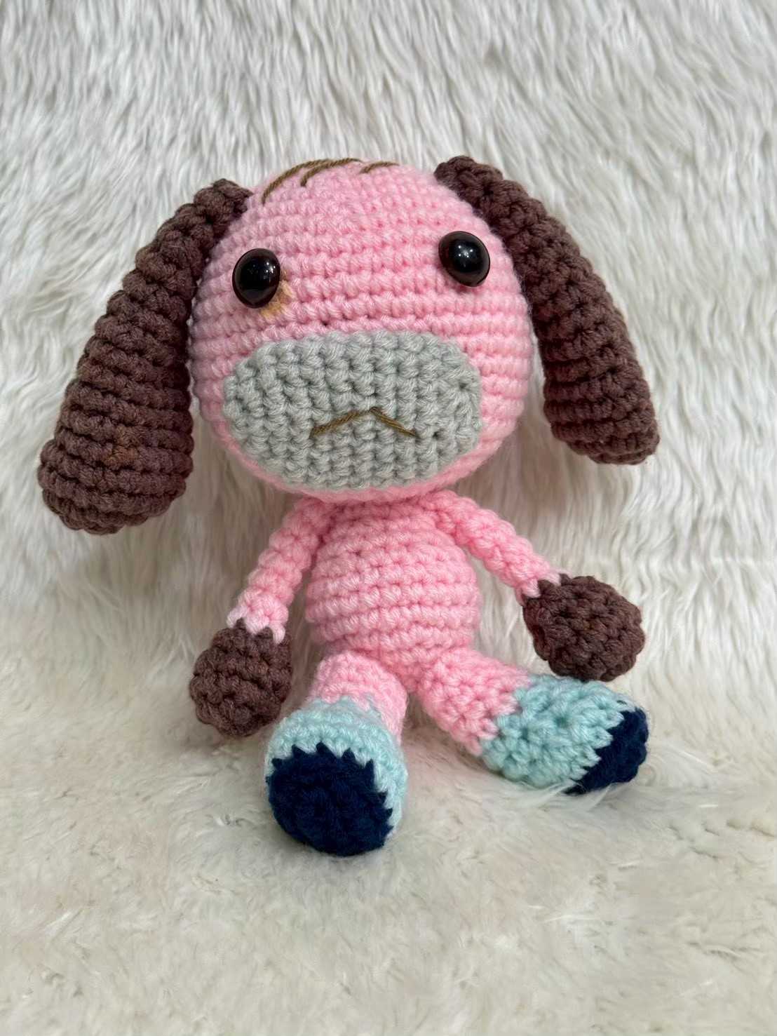 ตุ๊กตาถักโคเช น้องหมาสีชมพู ฝีมือนักเรียน นักศึกษา ขนาด 7.5 นิ้ว มีตำหนิที่ตามีรอยกาวนิดหน่อย