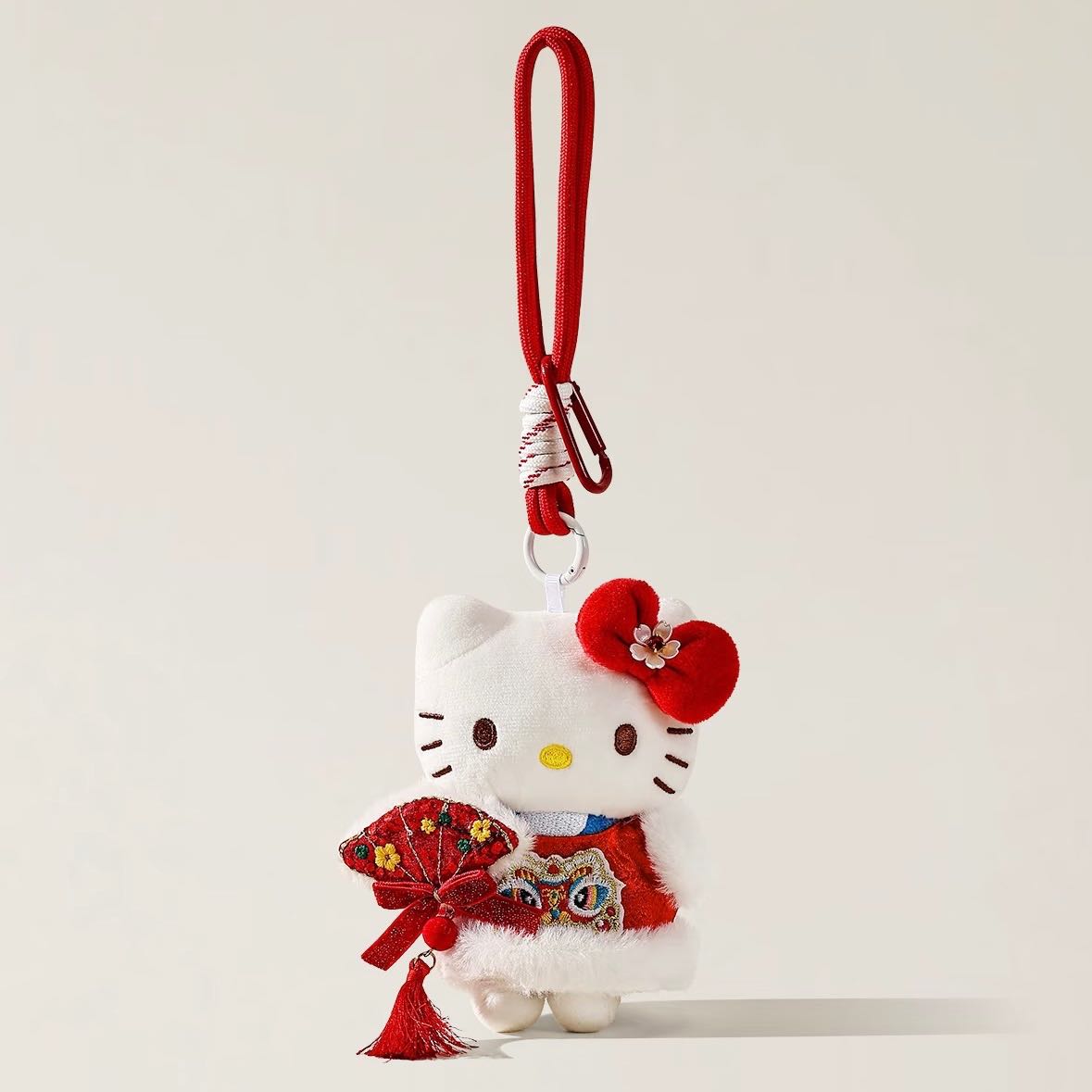 (พรีออเดอร์) พวงกุญแจ Kitty CNY 2026-ถือพัดแดง