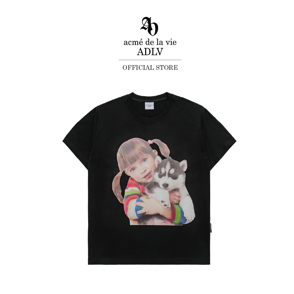 ADLV [acme de la vie] เสื้อยืด Oversize รุ่น Dog Hug Girl Baby Face Short Sleeve T-Shirt