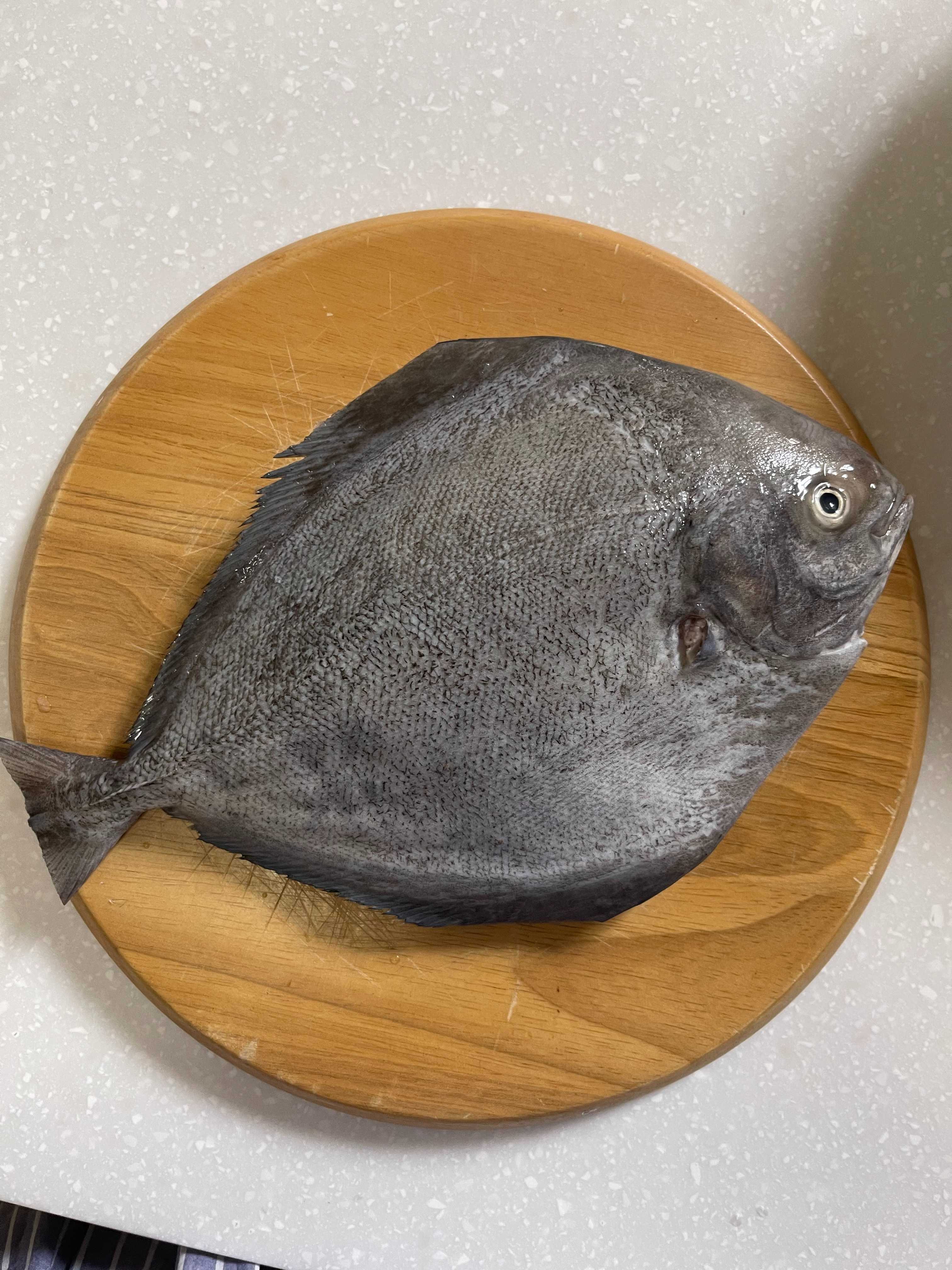 ปลาจาระเม็ดดำ 1 Kg  (ขนาด 2-3 ตัวต่อ Kg)