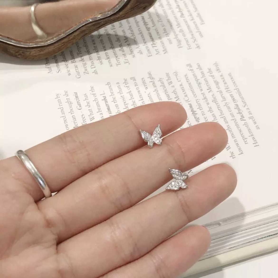 Winterwinter Jewelry Silver925 : ต่างหูเงินแท้ ต่างหูรูปผีเสื้อเล็ก ประดับเพชร cz น่ารัก