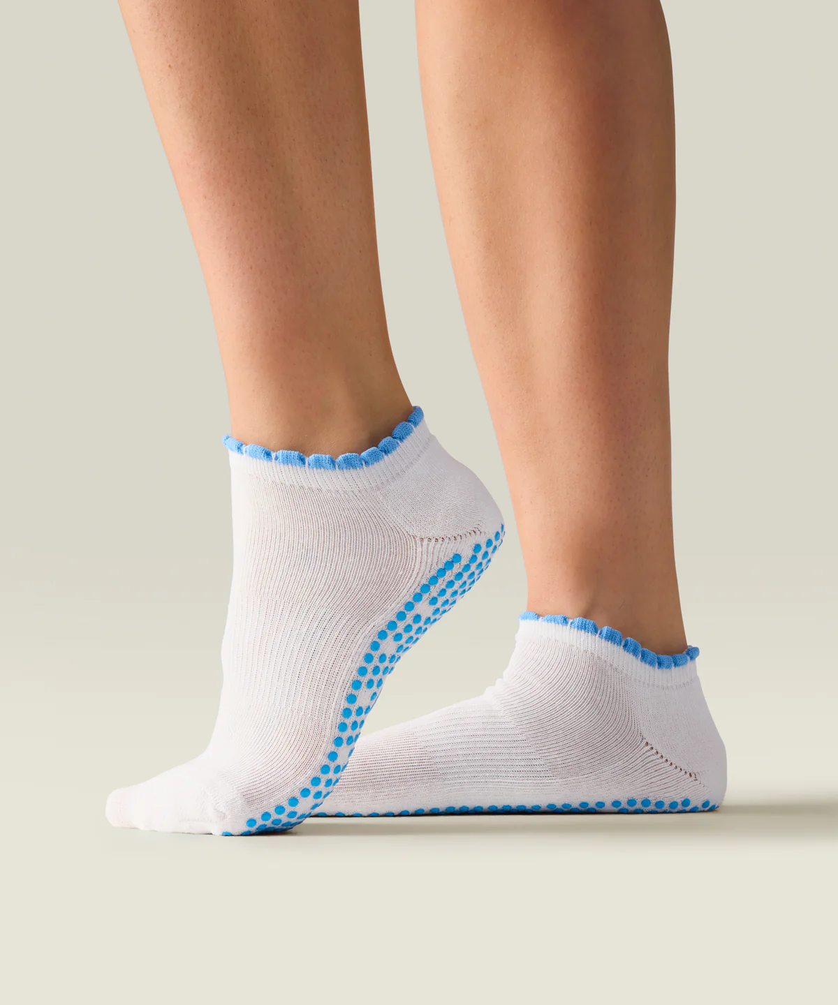 Classic Low Rise Grip Socks - Ivory Blue Ruffle