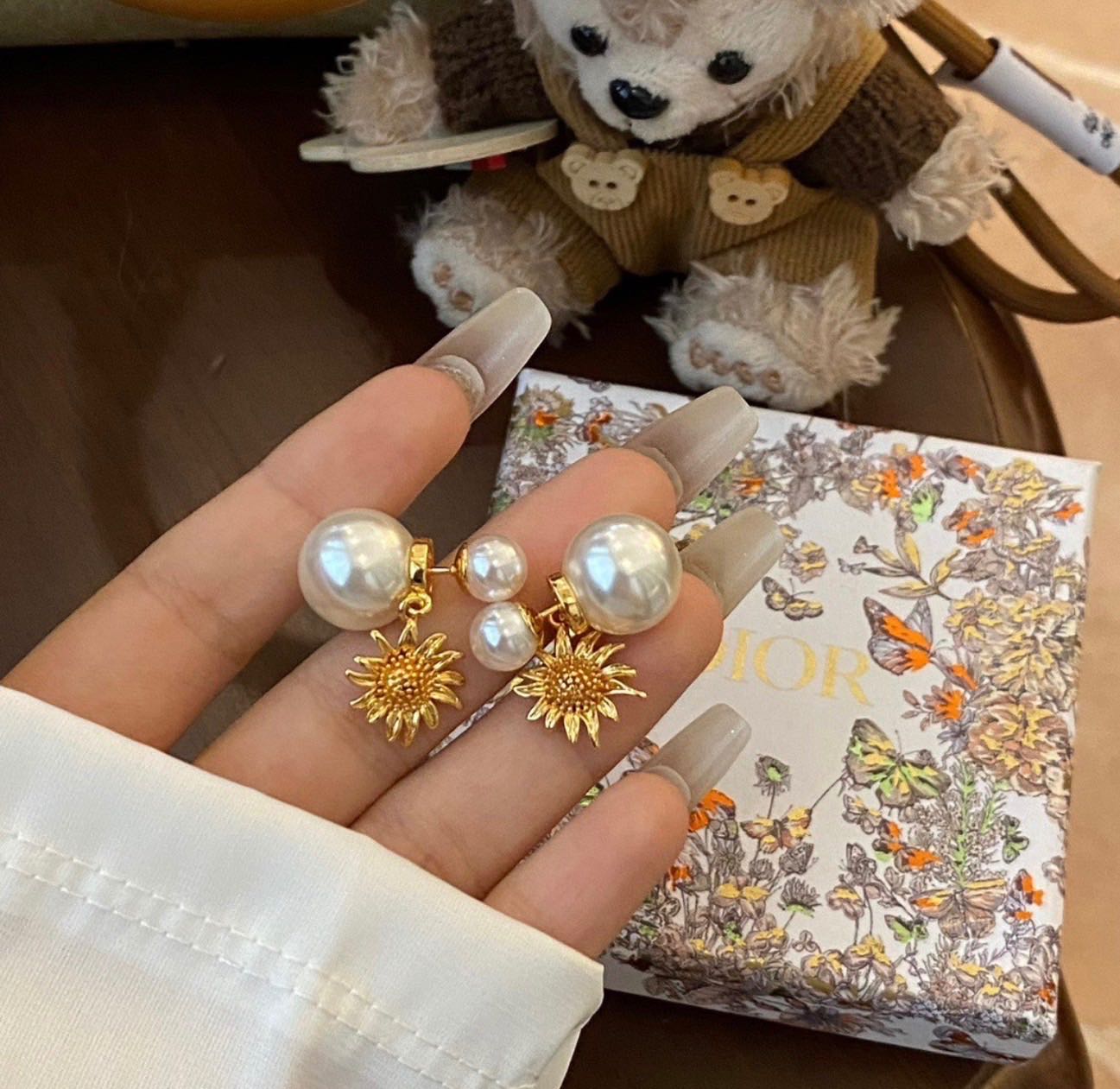 ต่างหู Dior มุกห้อยดอกไม้สีทอง (ท็อป)