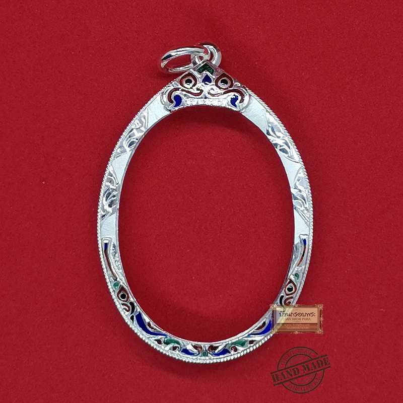 กรอบพระเงิน 92.5% ใส่เหรียญรูปไข่ ขนาด สูง 3.9 x กว้าง 2.96 ซม. งานแกะลายพ่นทรายยกซุ้มหัวสิงห์+ลงยา