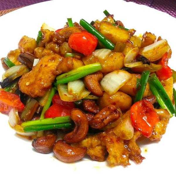 ไก่ผัดเม็ดมะม่วง  Stir fried chicken with cashews