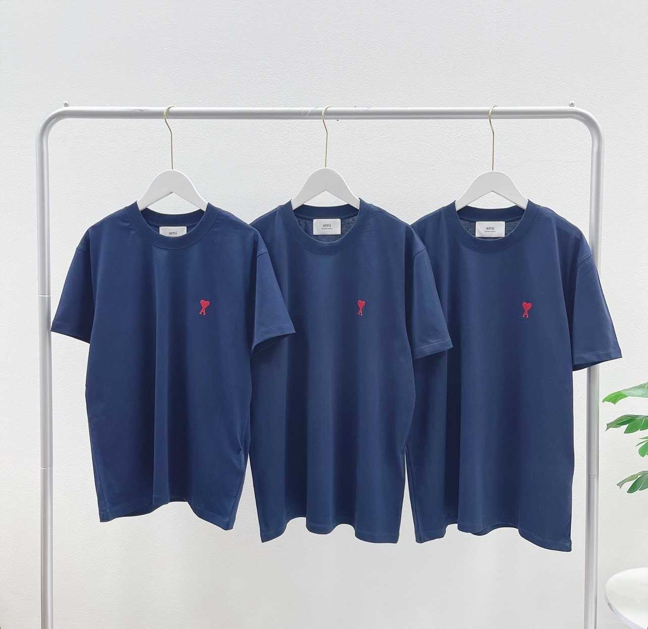 พร้อมส่ง !! Ami Paris T-shirt (Navy)