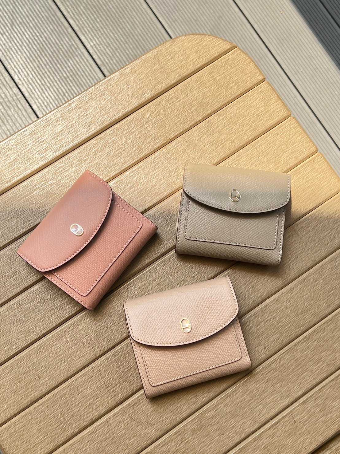 RAINBOU BIFOLD BUTTON WALLET - กระเป๋าสตางค์พับทบใบกลาง