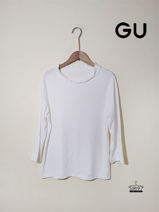 เสื้อคอกลมแขนยาว GU สีขาว สภาพ90%