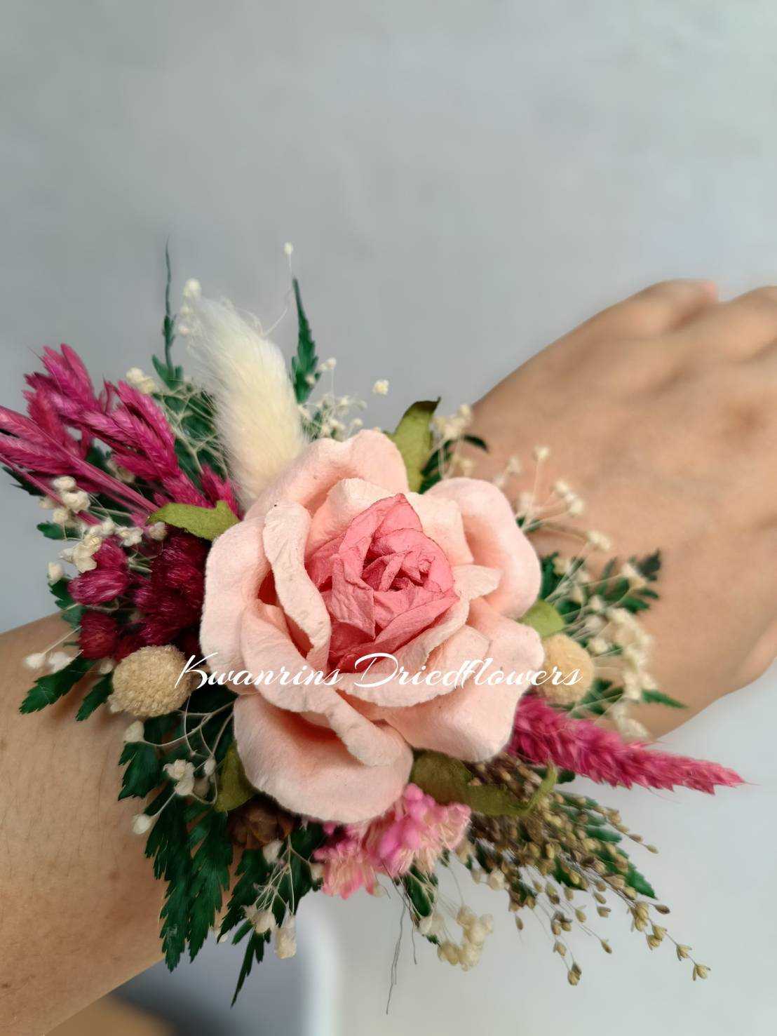 ดอกไม้ผูกข้อมือเพื่อนเจ้าสาวสีพีช