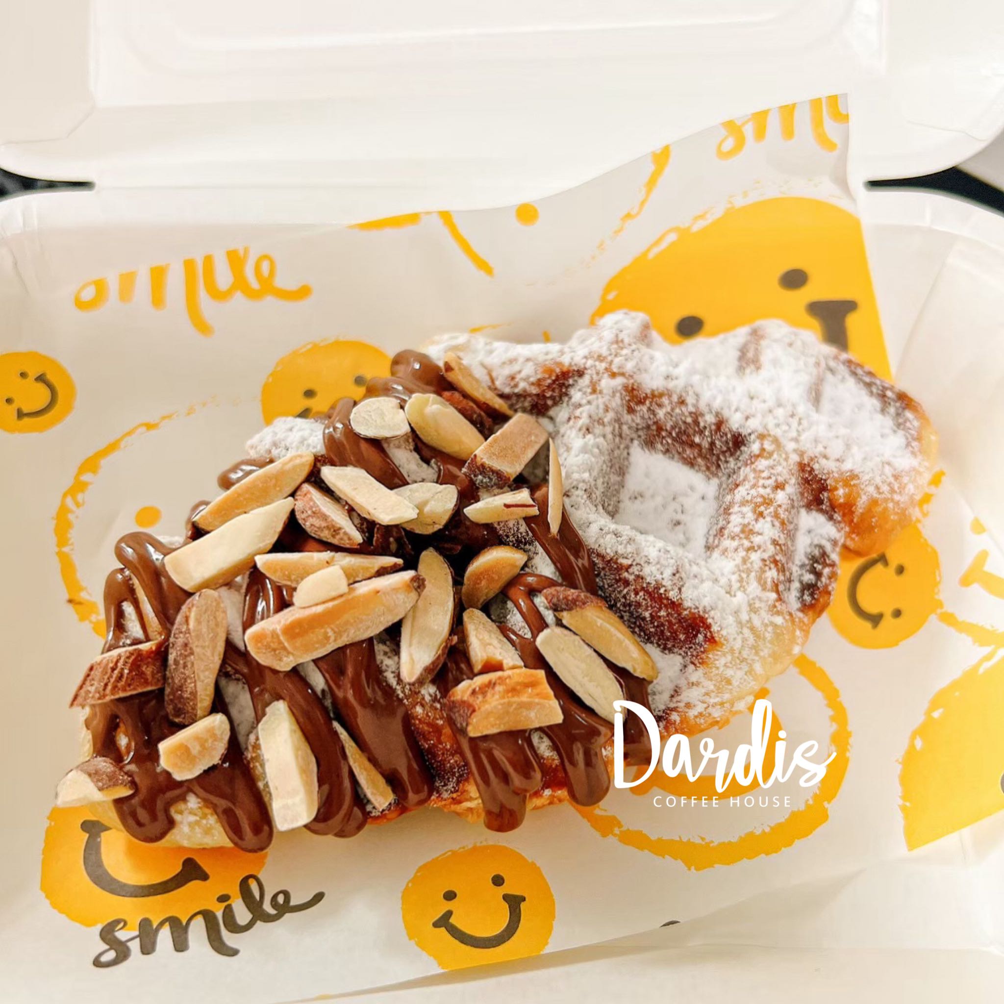 ครอฟเฟิล ทูโทนช็อกโกเเลต + อัลมอนด์ + น้ำตาล ((Two tone chocolate + almonds + sugar biscuits)