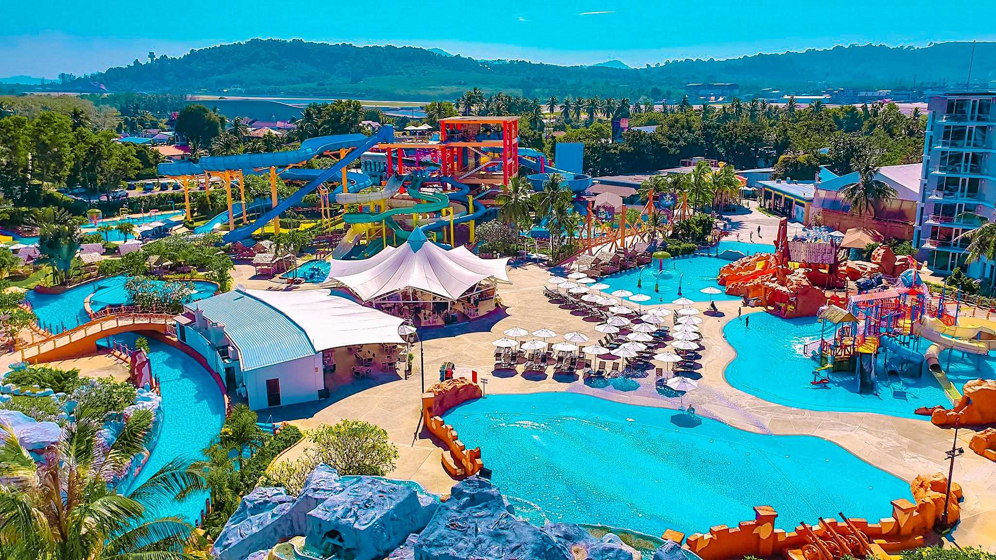 Splash Beach Maikhao Phuket ภูเก็ต ห้อง Deluxe พร้อมอาหารเช้า และเข้าสวนน้ำ 2 ท่าน