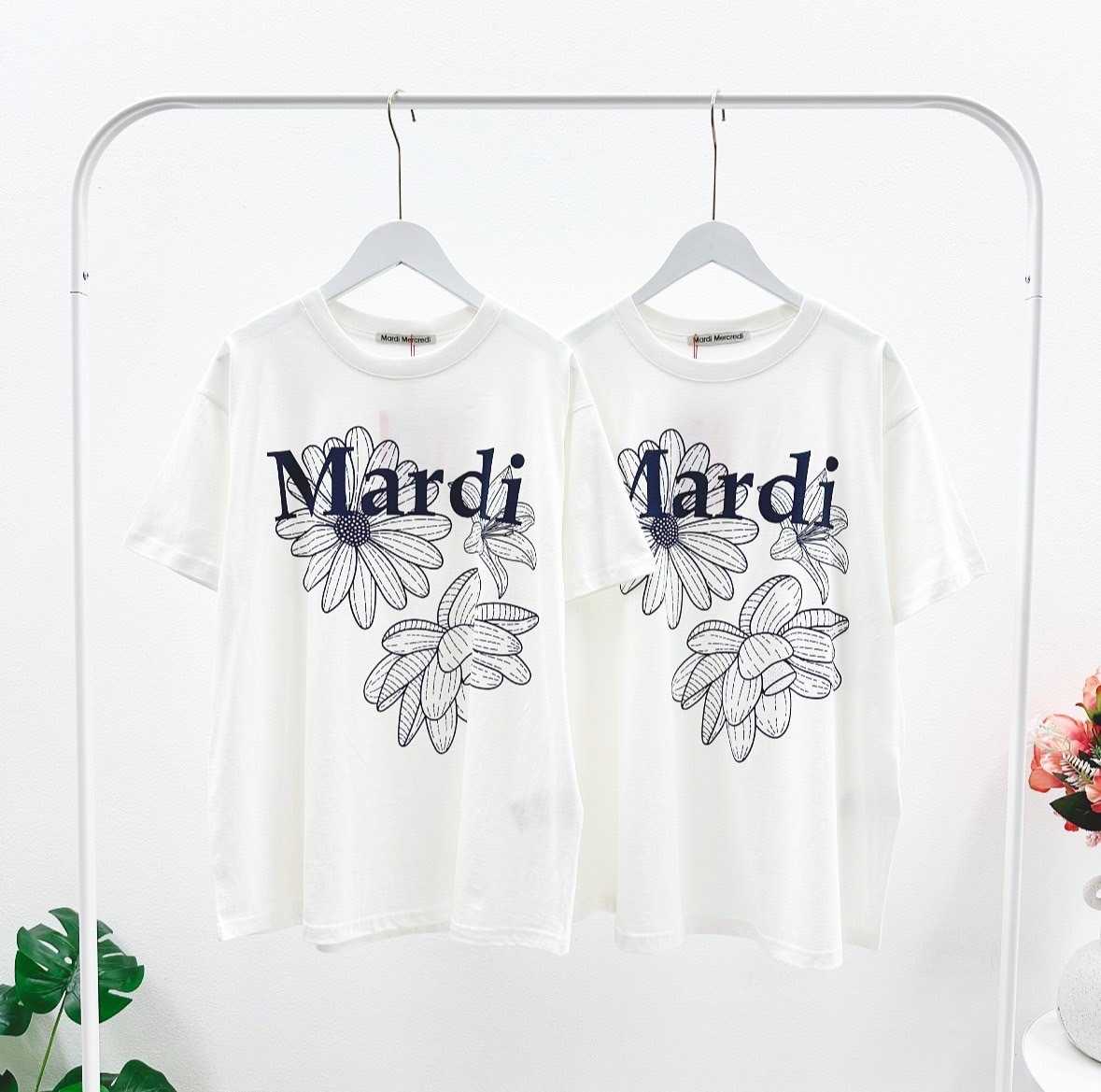 พร้อมส่ง Mardi Tripple Flower T-Shirt ( Ivory/Navy )