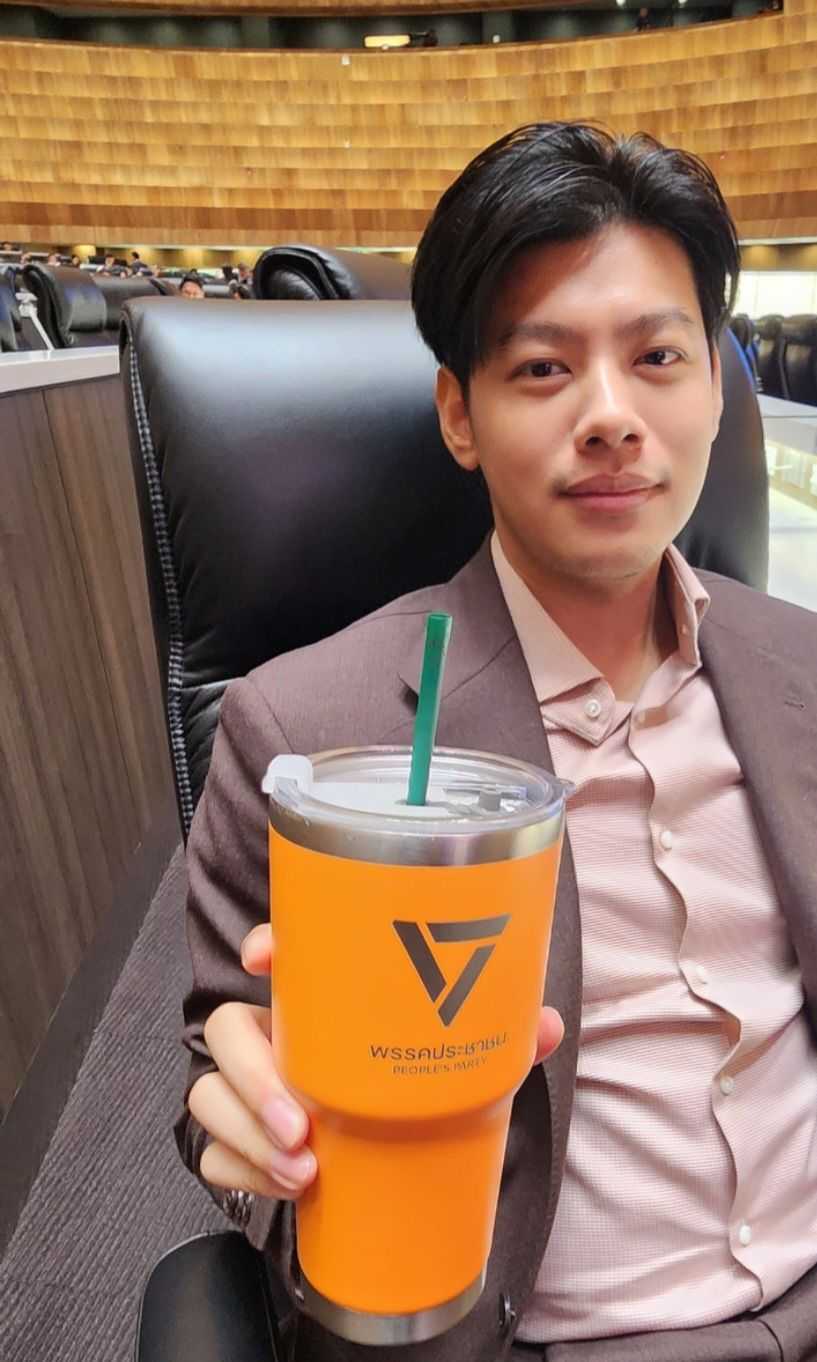 แก้วประชาชน ดื่มด่ำความหวังไปด้วยกัน.. !