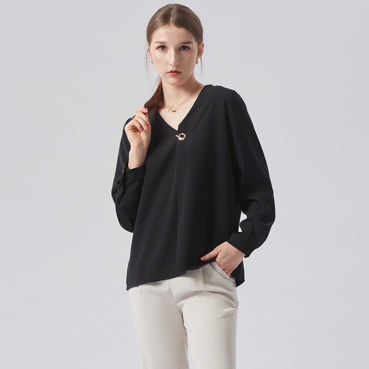 เสื้อเบลาส์คอวีแต่งห่วงสีทอง | V-Neck Blouse with Glod Ring |01070