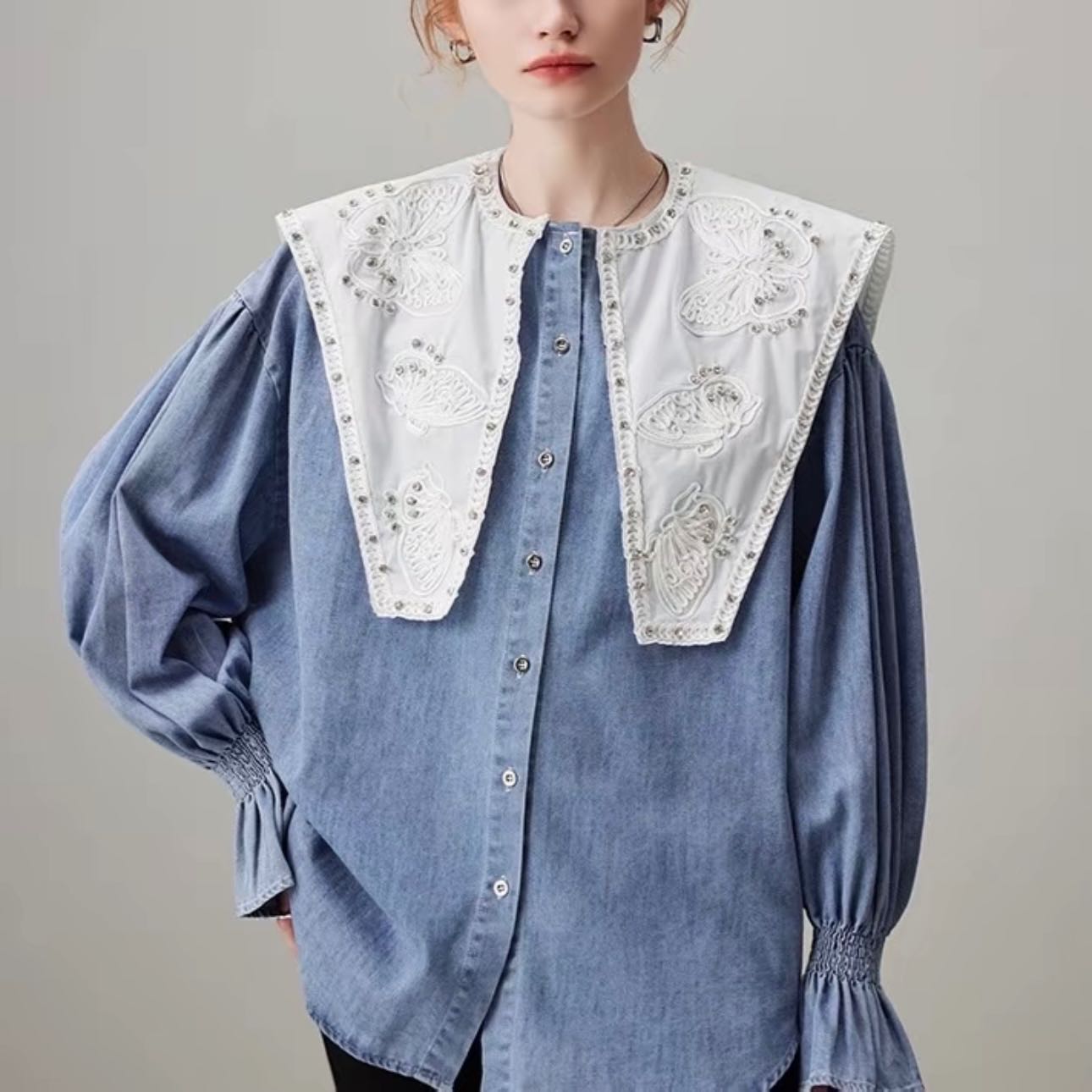 พร้อมส่ง‼️  GMG เสื้อแขนยาว สียีนส์อ่อน ผ้ายีนส์ ทรงคอปกใหญ่ ปักลูกไม้ประดับกลิตเตอร์ ปลายแขนสม็อค